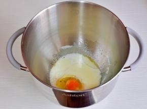 将牛奶，玉米油，蛋倒入厨师机中，盐与糖对角放。