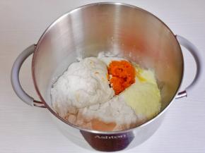 再加入除黄油外的食材，启动厨师机2档揉面。
