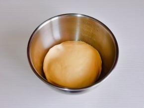 取出揉圆放入器具中。