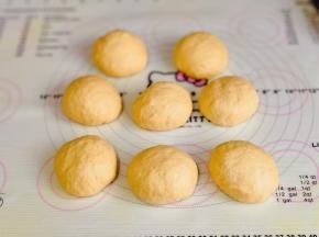 揉面排气，分成8等份，盖上保鲜膜松弛10分钟。