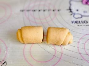 收口捏紧朝下，再从中间切开。