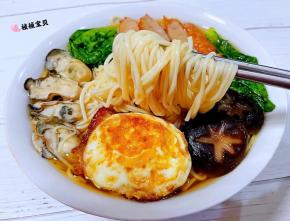 面条入口混搭着煎蛋的香味和青菜的爽口太好吃了