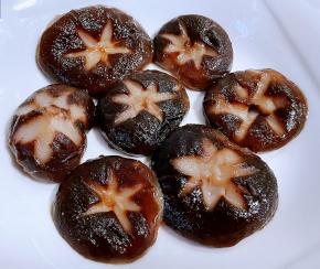 香菇用剪刀剪出可爱的小花增加颜值