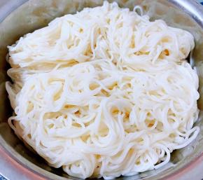 锅中烧开水放入一点点盐再放入面条大火煮至面条熟透而不软烂即可煮好的面条立即放入冷水中过凉再将面条沥干水分备用