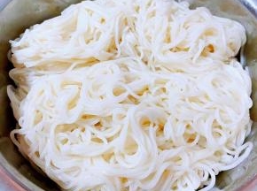 锅中烧开水放入一点点盐再放入面条大火煮至面条熟透而不软烂即可煮好的面条立即放入冷水中过凉再将面条沥干水分备用