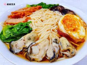 煮好的面条盛入容器中依次摆上煎蛋、牡蛎、肉参、青菜最后淋上汤汁就大功告成了
