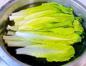 青菜去根在清水中浸泡一会儿洗净沥干水分