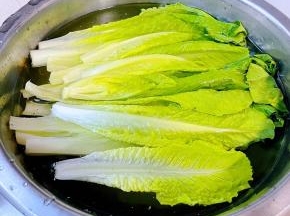 青菜去根在清水中浸泡一会儿洗净沥干水分