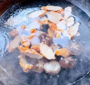  锅中添加适量清水放入肉参和香菇煮至烧开