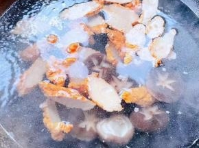  锅中添加适量清水放入肉参和香菇煮至烧开