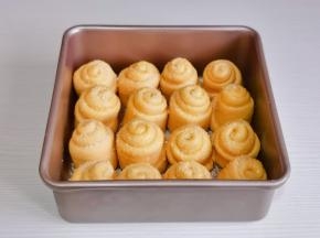 发酵至原来的1.5-2倍大，刷上蜂蜜，撒椰蓉。