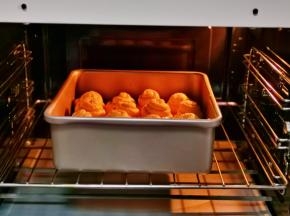 入烤箱中层，上下175度烤25分钟。（注意观察颜色。上色后加盖锡纸）