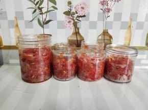 把洗干净的玻璃瓶在开水锅中煮一下消毒杀菌！

把晾凉的柚子茶装进处理好的玻璃瓶里，不要装的太满，一半就可以了!(一个柚子大概可以装三~四瓶)