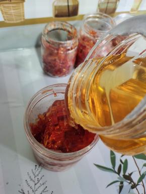 往瓶子里加入适量蜂蜜！