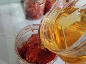 往瓶子里加入适量蜂蜜！