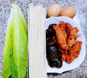 准备原材料面条、肉参、焯好水的香菇、鸡蛋、青菜