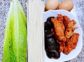 准备原材料面条、肉参、焯好水的香菇、鸡蛋、青菜