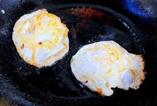 鸡蛋一面煎好轻轻的翻过来煎制另一面成金黄色熟透