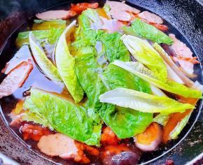 汤煮开放入青菜和这道美味的灵魂配料牡蛎煮时间不宜过长放入调味料一品鲜酱油、蚝油、盐、味精调味均匀即可出锅享用