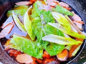 汤煮开放入青菜和这道美味的灵魂配料牡蛎煮时间不宜过长放入调味料一品鲜酱油、蚝油、盐、味精调味均匀即可出锅享用