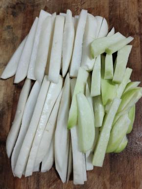 萝卜洗净，切成手指粗细的长条！