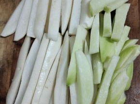 萝卜洗净，切成手指粗细的长条！