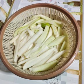 把腌制好的萝卜条放入漏框（或者纱布袋子里）中！