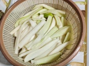 把腌制好的萝卜条放入漏框（或者纱布袋子里）中！