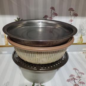 放一个蒸篦，再在萝卜条上面放一大盆水。压一晚上！这样可以把萝卜条里面多余的水分，给它压出来！（有条件的可以压一个大石头！）