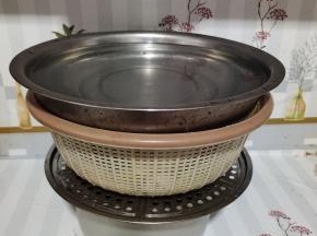 放一个蒸篦，再在萝卜条上面放一大盆水。压一晚上！这样可以把萝卜条里面多余的水分，给它压出来！（有条件的可以压一个大石头！）