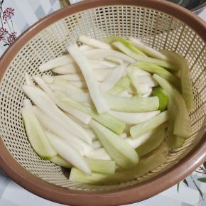 这是压了一晚上的萝卜条！