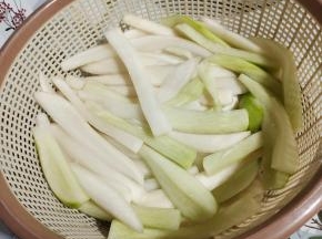 这是压了一晚上的萝卜条！