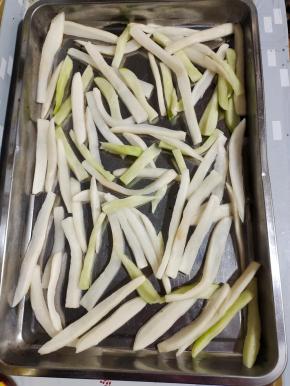 把萝卜条摆放在铁盘上！放到有阳光的地方晾晒！（如果有条件最好有竹制的饭框，菠萁来晾晒，这样晒的更快！）