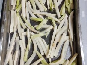 把萝卜条摆放在铁盘上！放到有阳光的地方晾晒！（如果有条件最好有竹制的饭框，菠萁来晾晒，这样晒的更快！）