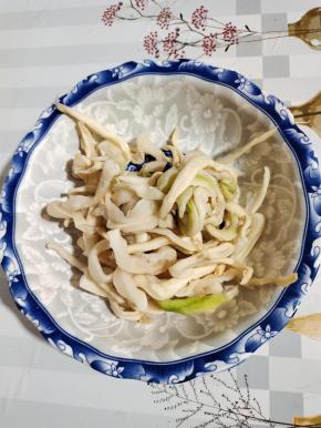 晒好的萝卜干用凉开水清洗一下，挤干水分！