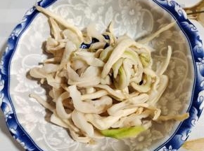 晒好的萝卜干用凉开水清洗一下，挤干水分！