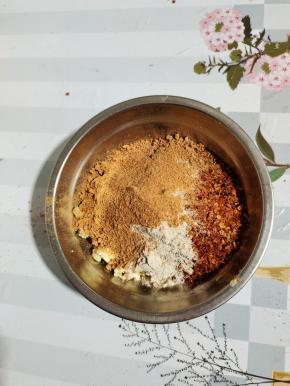 碗中放入粗辣椒面，蒜末，姜末，胡椒粉，小丑娃孜然粉，王守义十三香（也可以根据自己的喜好不放！）混合均匀备用！