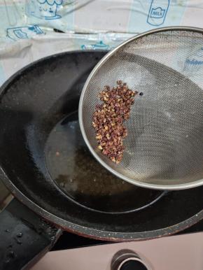 起锅烧油，放入花椒，小火炸至花椒酥脆，捞出控油！