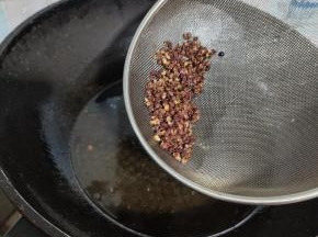 起锅烧油，放入花椒，小火炸至花椒酥脆，捞出控油！