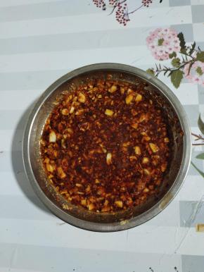 可以一次性多做一些辣椒油，拿来拌凉菜，吃面条都很棒！