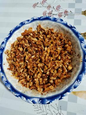 翻拌均匀就可以直接吃了，香辣脆爽！（可以每次少做一些，吃完了再做！）