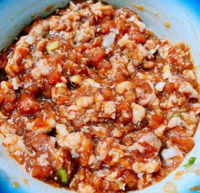 调好的猪肉馅盖上保鲜膜煨制二十分钟入味