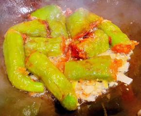 另起锅倒入底油加热放入葱姜蒜爆香再放入尖椒酿肉