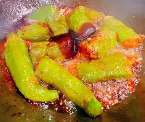 放入调味料一品鲜酱油、蚝油、糖调味均匀