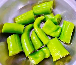 尖椒去蒂摘好洗净沥干水分切成大小均匀段状