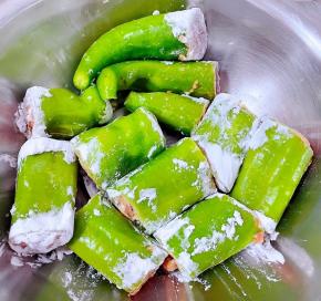 尖椒筒装肉依次处理好备用