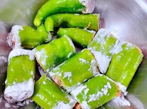 尖椒筒装肉依次处理好备用