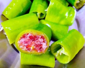 煨制入味的猪肉馅装入尖椒筒中