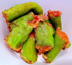 炸好的尖椒酿肉满屋飘香