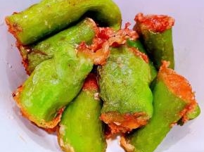 炸好的尖椒酿肉满屋飘香